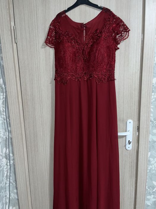 Червена елекантна рокля за официален повод!