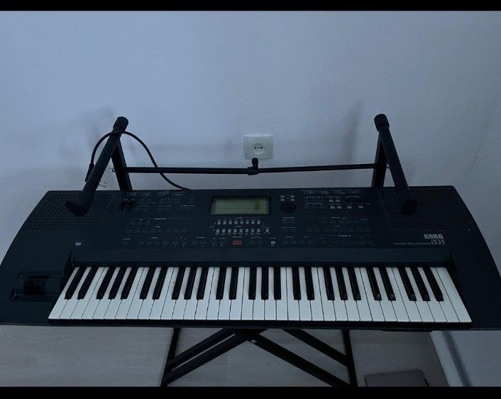 Синтезатор korg is 35