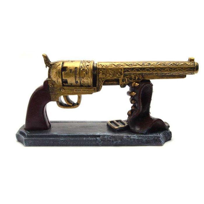 Револвер - декоративна фигура
