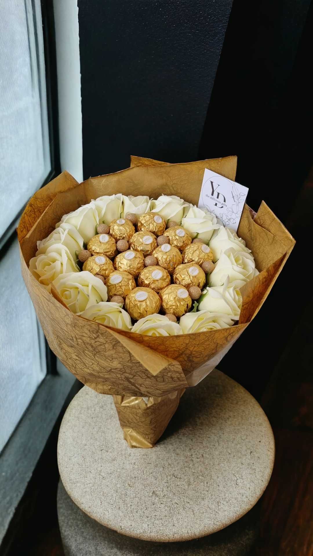 Букет от супени цветя и бонбони Линд