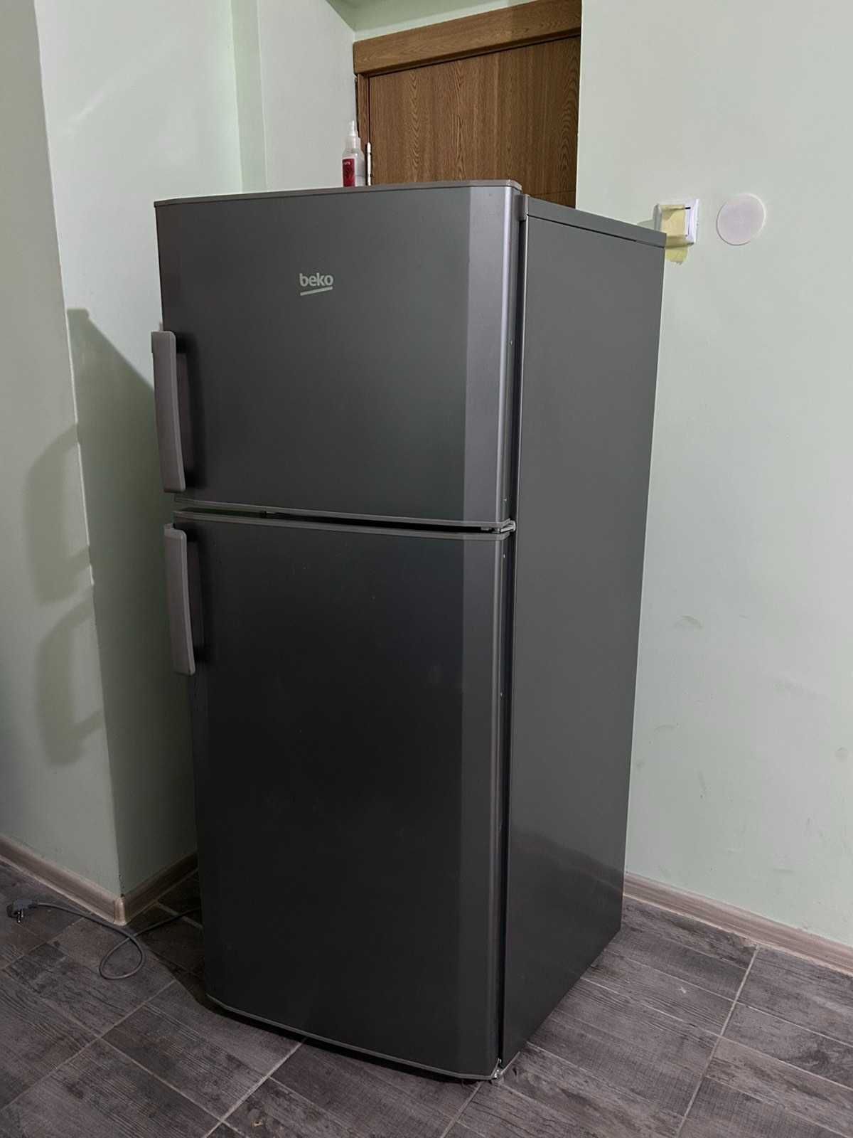 Хладилник BEKO DS227030SN с горна камера