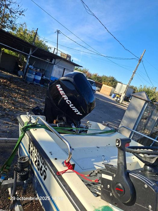 Barca cu motor si peridoc