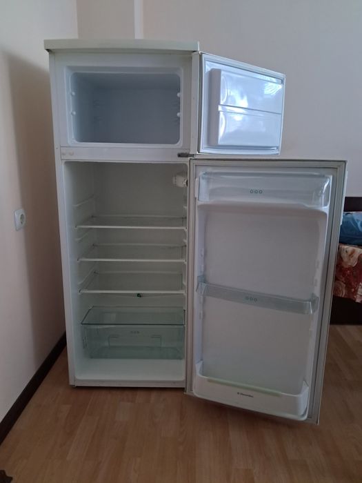 Хладилник с горна камера Electrolux