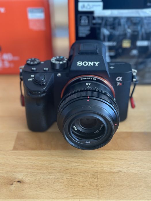 Sony A7R III cu obiectiv Sony 40mm f2.5 G