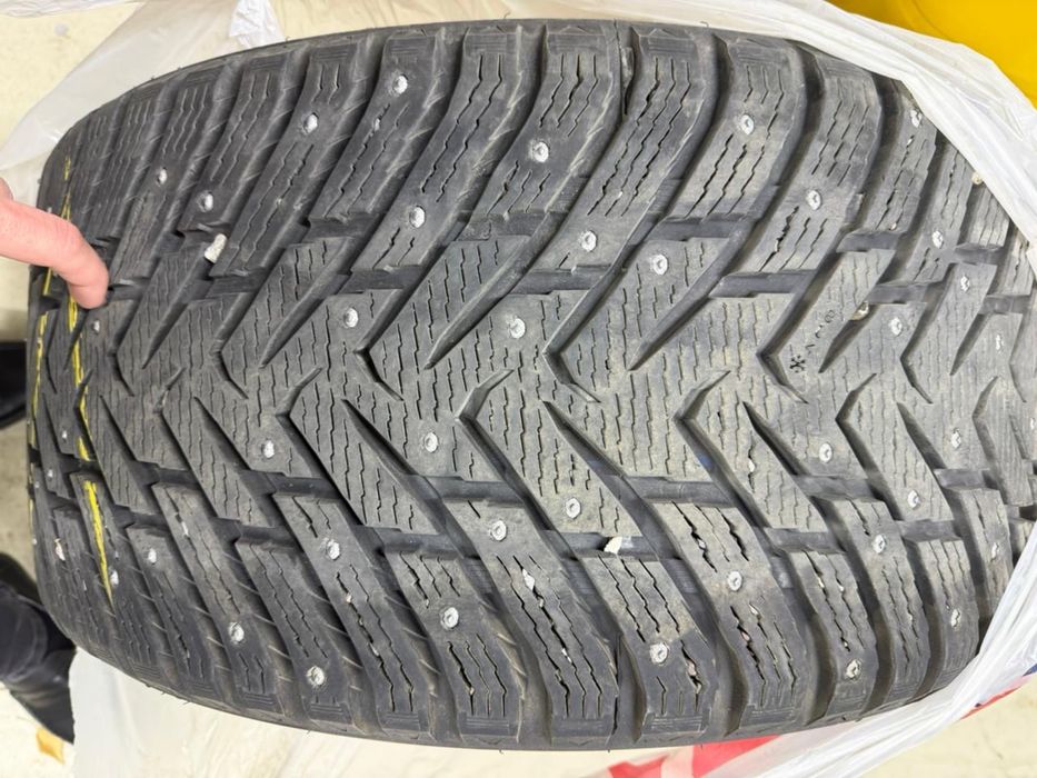 Разноразмерная зимняя шипованная резина Nokian Hakkapeliita 8 SUV