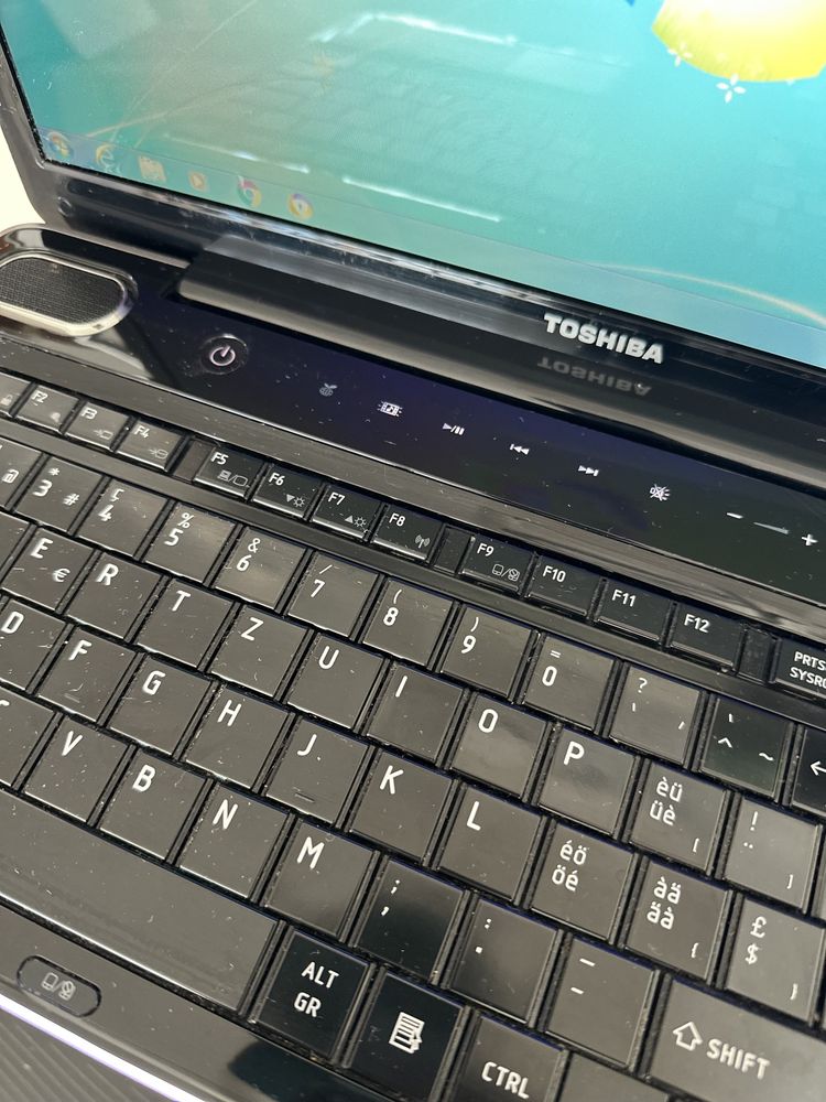 Лаптоп Toshiba Ultra Media center уникален touch buttons panel