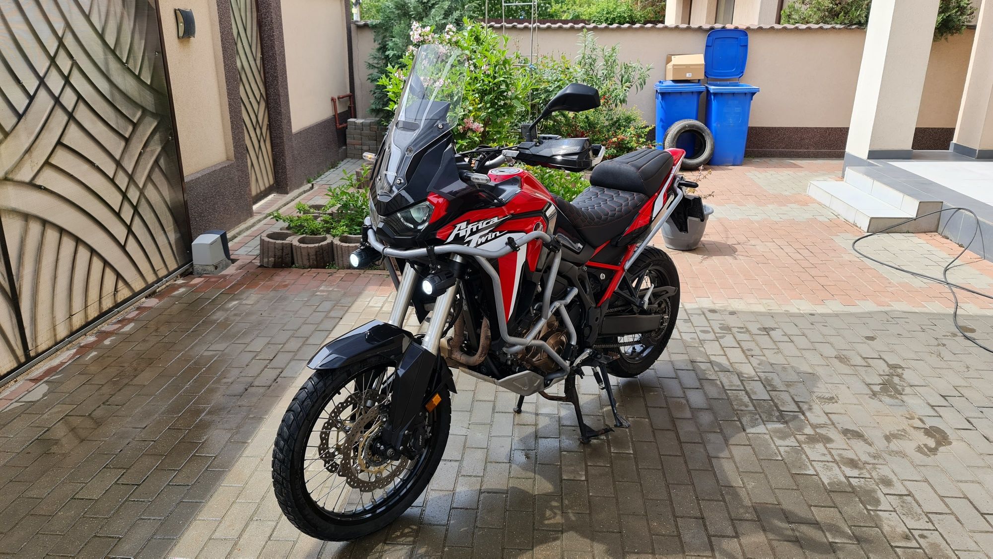 Honda Africa Twin CRF 1100 (Topcase + set anvelope de offroad inclus)