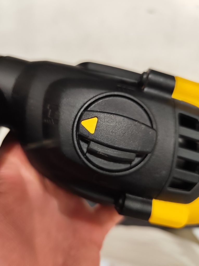 Безчетков акумулаторен перфоратор къртач Девалт DeWALT DCH033