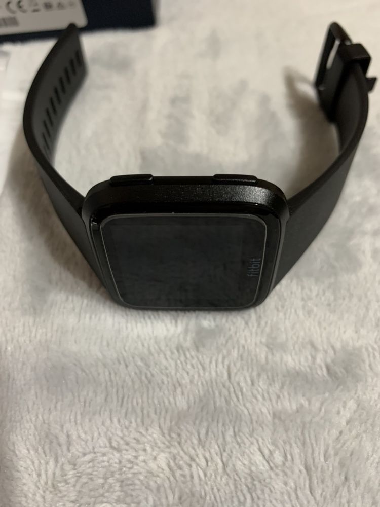 Смарт часовник Fitbit Versa Black