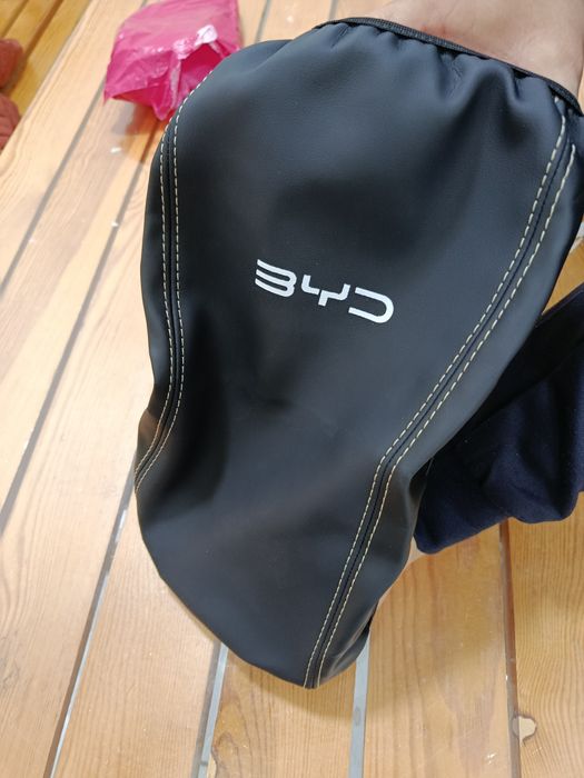 Подлокотник на BYD черный