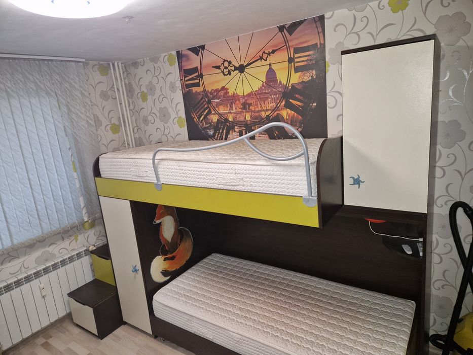 Двуетажно легло с много шкафове