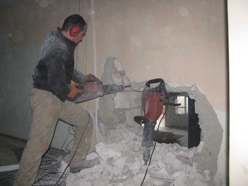 Кърти в София, къртене на стени тухли бетон плочки теракот фаянс
