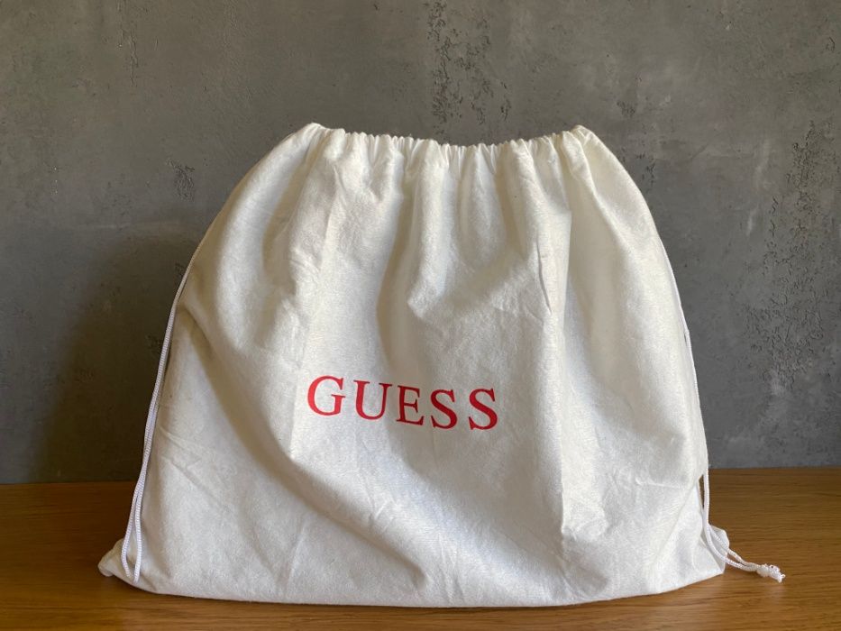 Дамска чанта GUESS