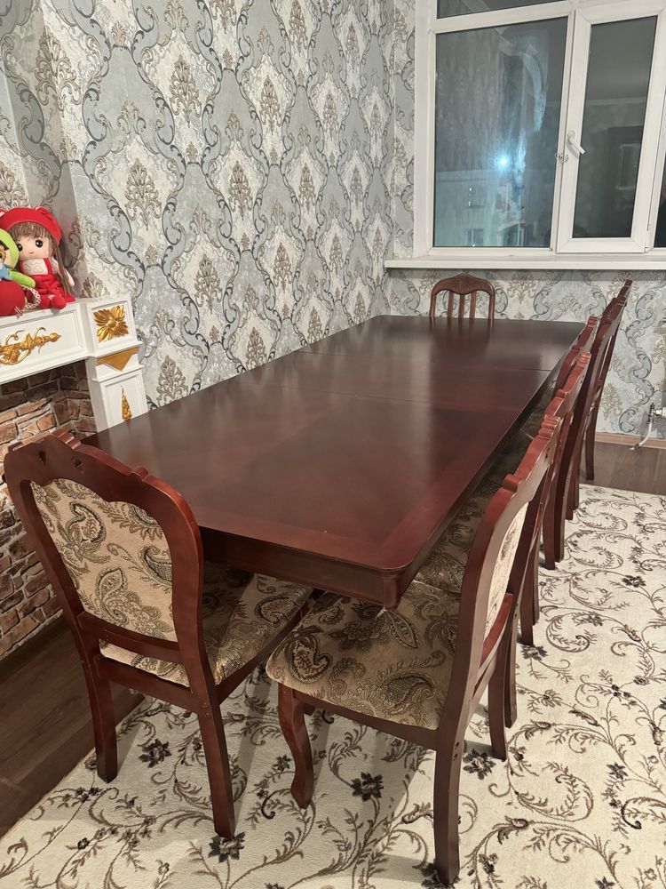 Продается стол и стулья из массивного дерева б/у