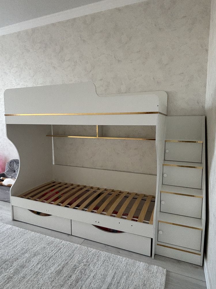 Продам 2х ярусную кровать со шкафчиком