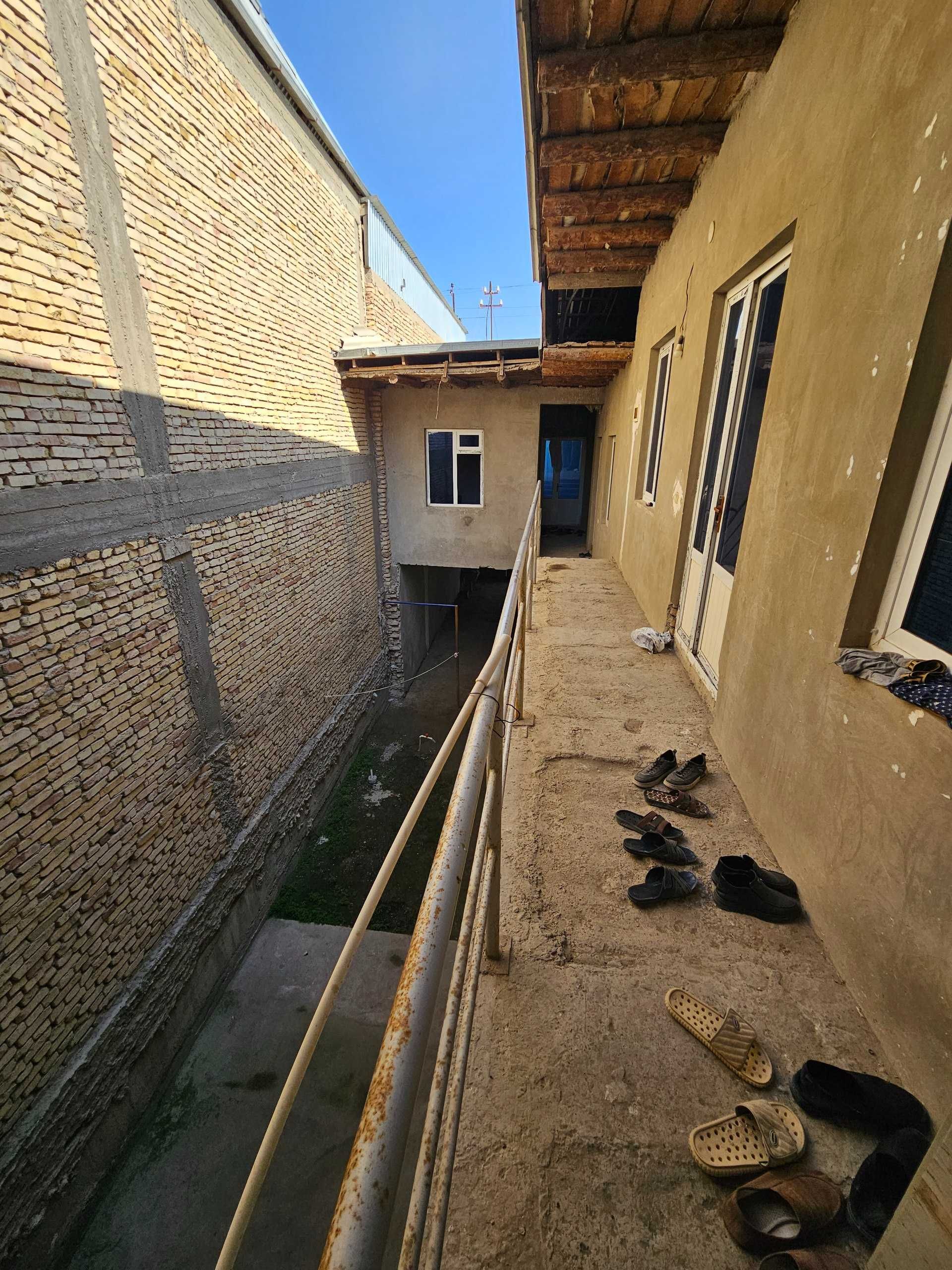 Noturar bino orqa hovlisi bilan sotiladi.