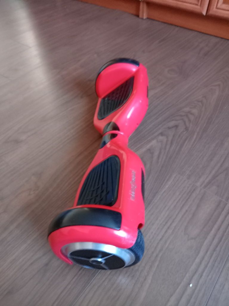 Vând hoverboard roșu