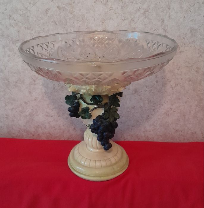 Продам красивуею вазу