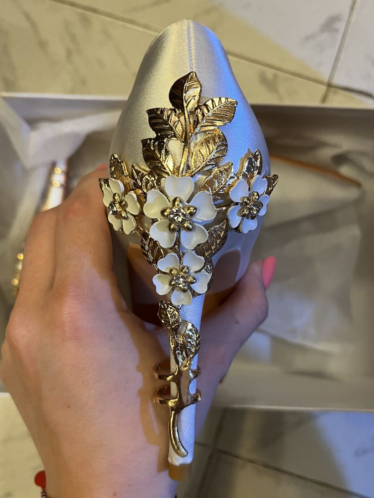 SHEIN Обувки на ток със златни детайли