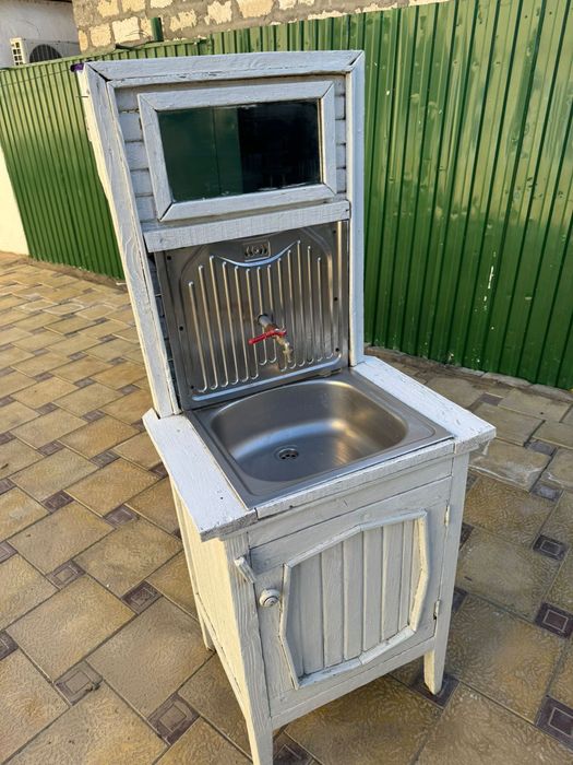 Умывальник и столик