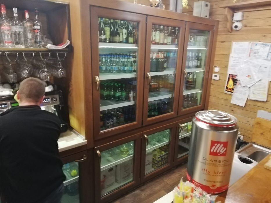 Vitrine sau rafturi frigorifice pentru bar, pub, restaurant