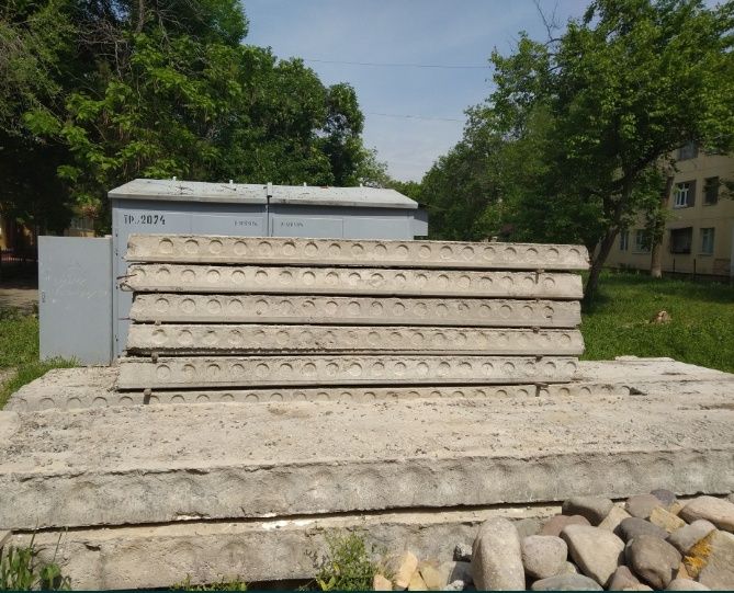 Бетон плиталар сотилади.