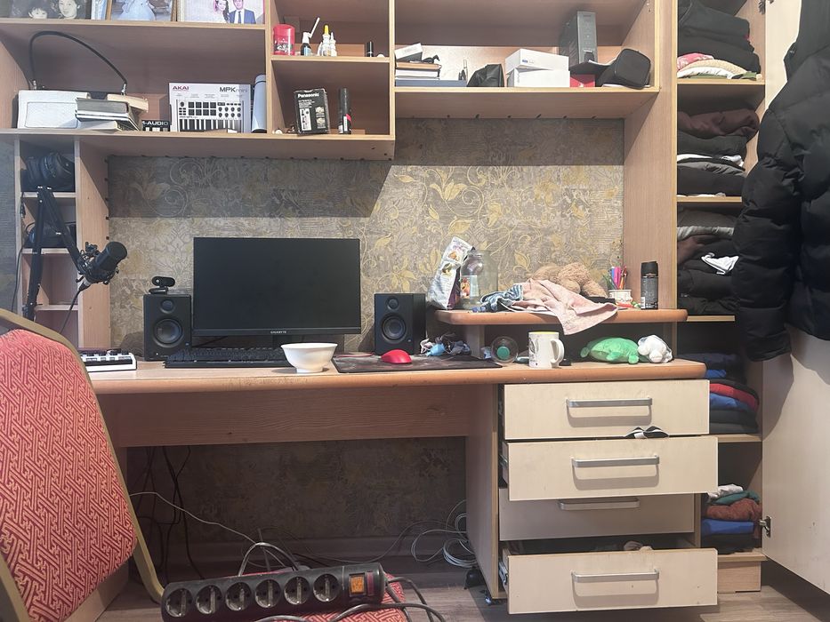 Продам стол со шкафом