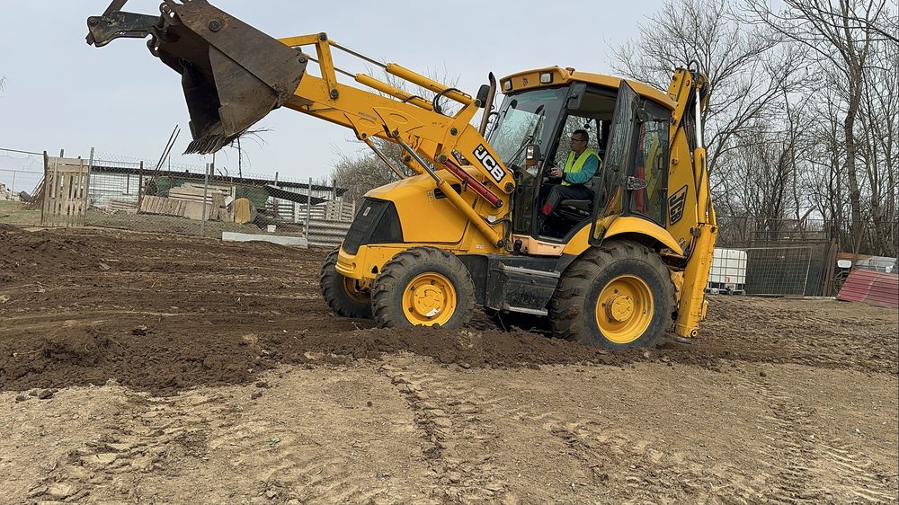 Inchiriez Buldoexcavator + deservent