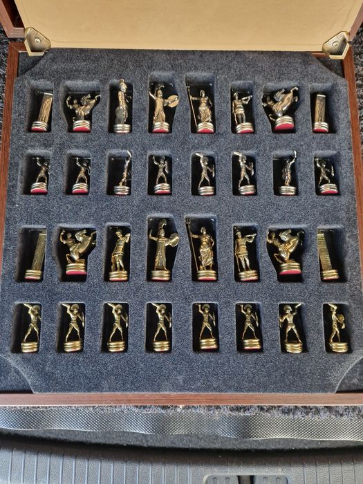 Joc de șah,  model deosebit, figurine metalice