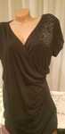 Rochie neagra cu decor pietre pe umarul stang