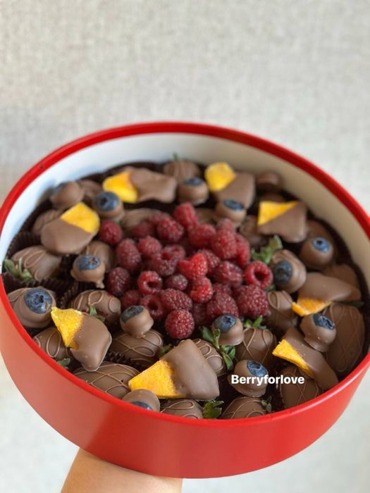 Клубника малина банан ягоды в шоколаде