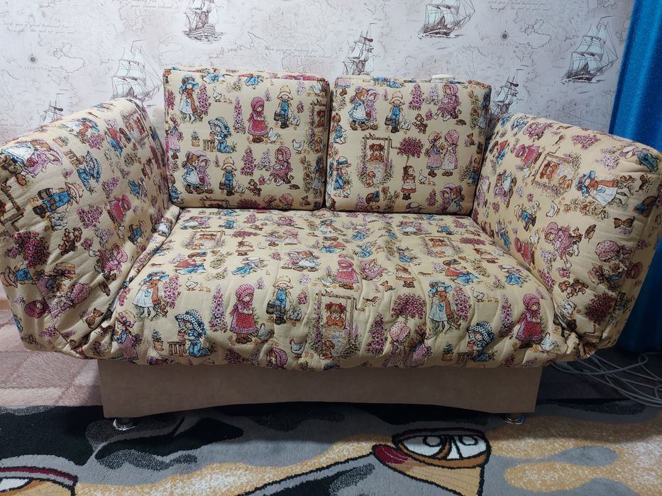 Продам диван-кровать.С внутреннем отделением