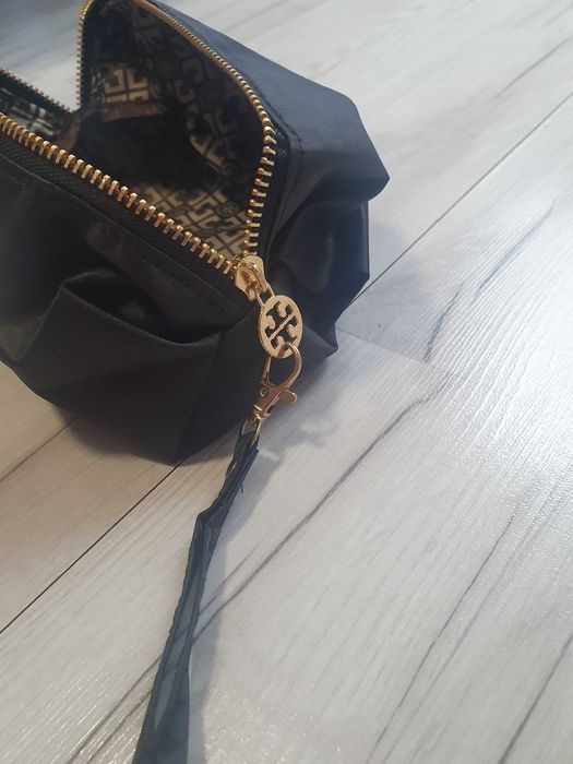 Tory Burch несесер може да се използва и като портмоне. Нов
