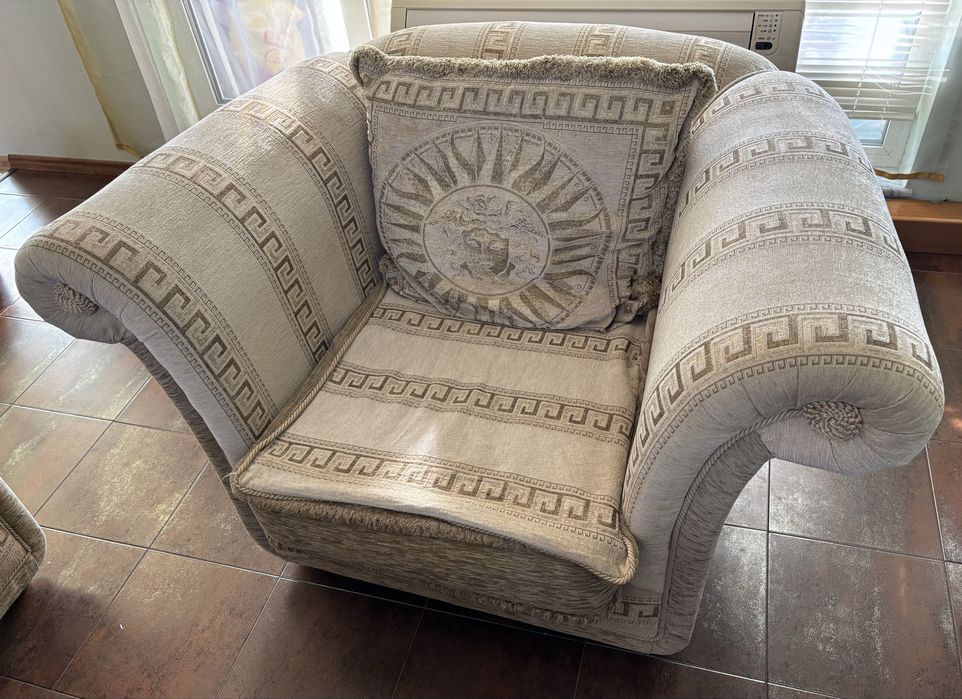 Комплект мека мебел: диван и два фотьойла в добро състояние.