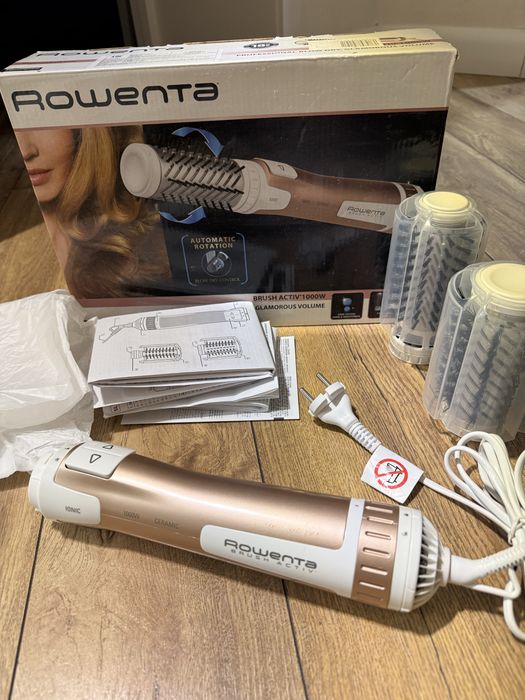 Продам новый фен Rowenta. В коробке полный комплект. 2 бращинг щетки