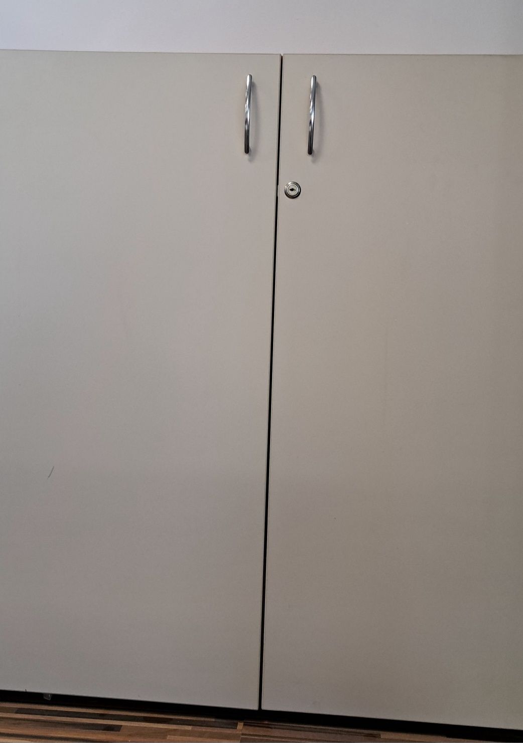 MobilierBirou,dulap și scaun plus diverse accesorii.