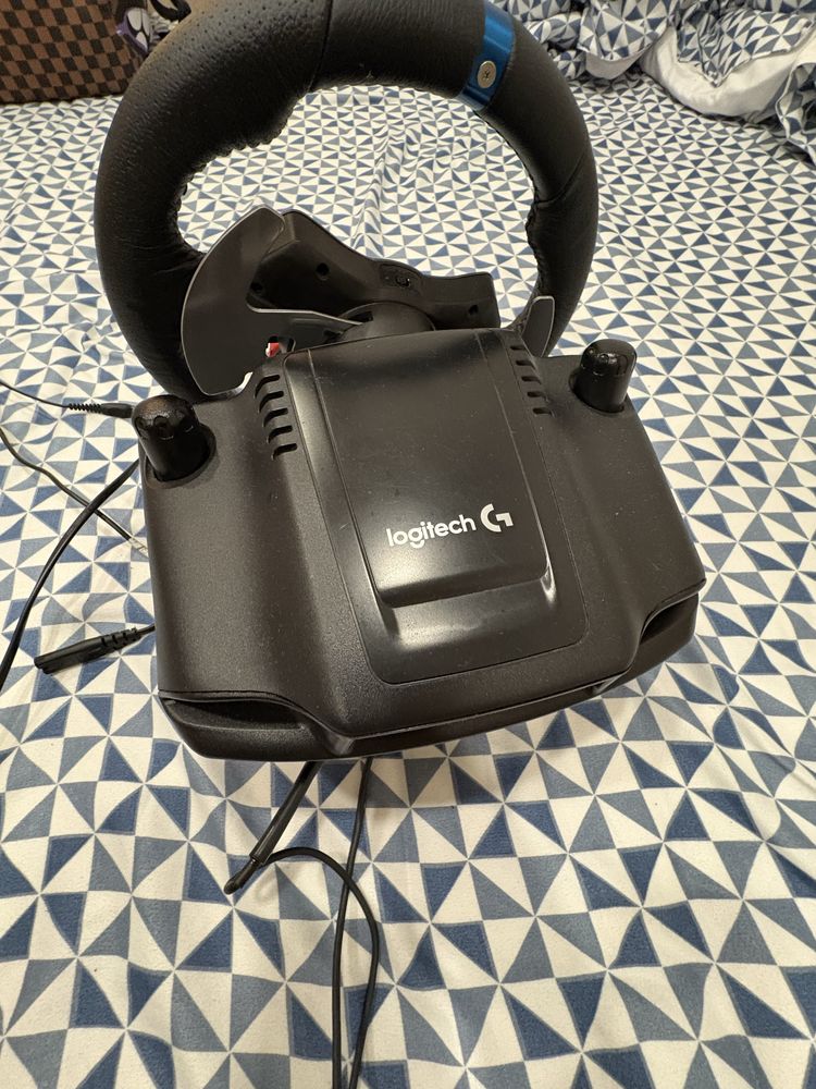 Vand volan logitech cu scaun de gaming