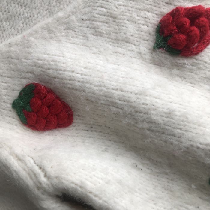 Пуловер с ягоди