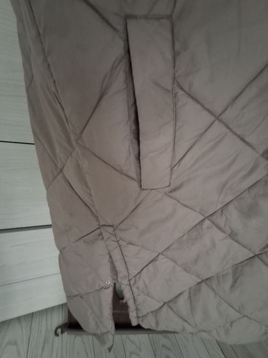 Vestă lungă h&m , cu capse si buzunare.