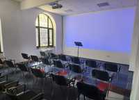 Sala conferințe cu videoproiector