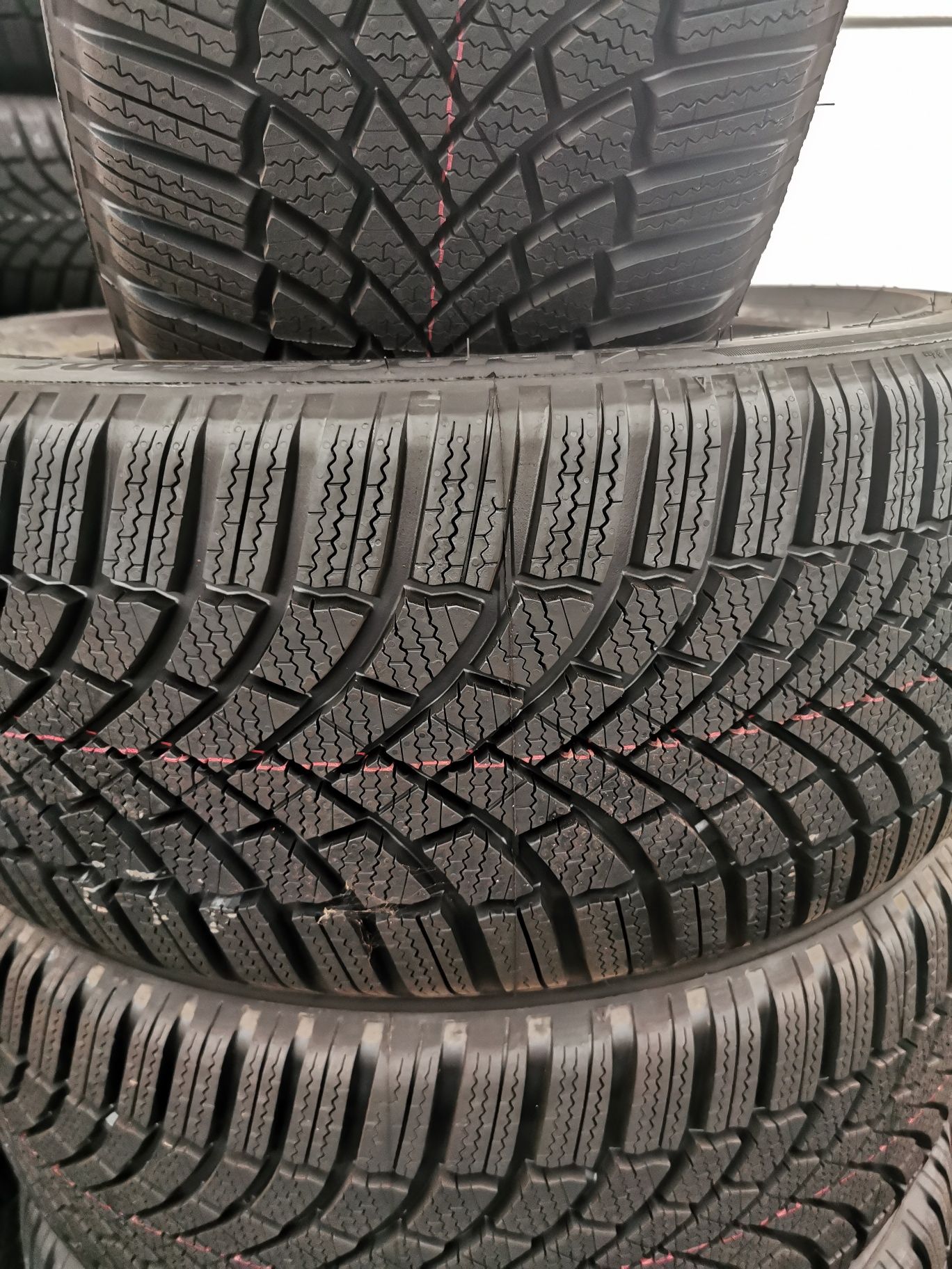 Vand anvelope de iarna 225 /45x17 marca Bridgestone