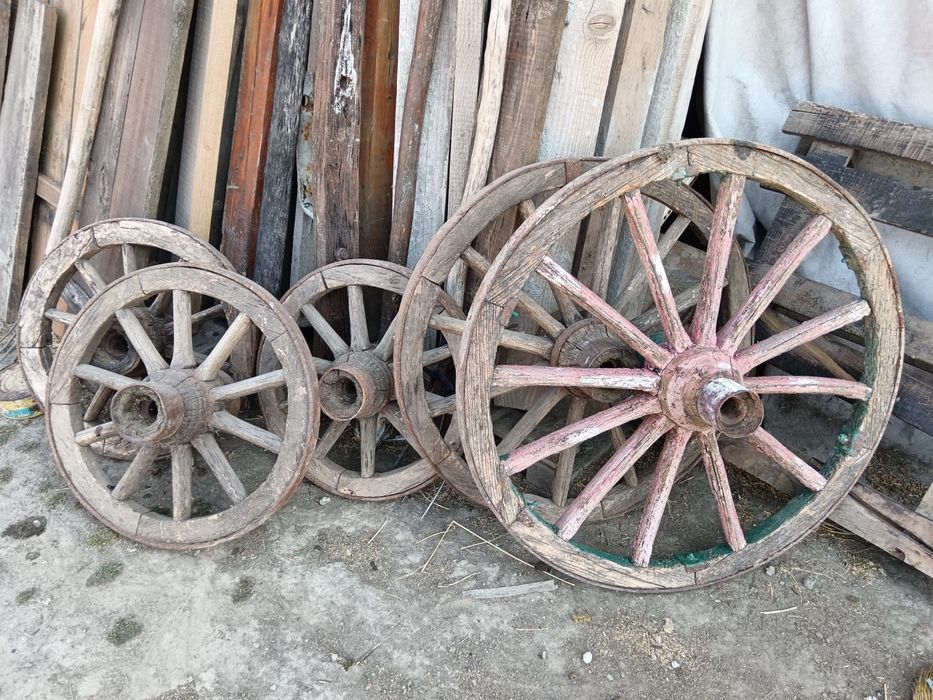 Căruță lemn roti, plug, unelte agricole