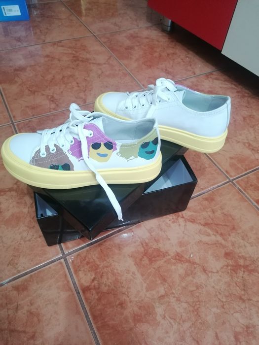 Vând adidași (teniși) din piele