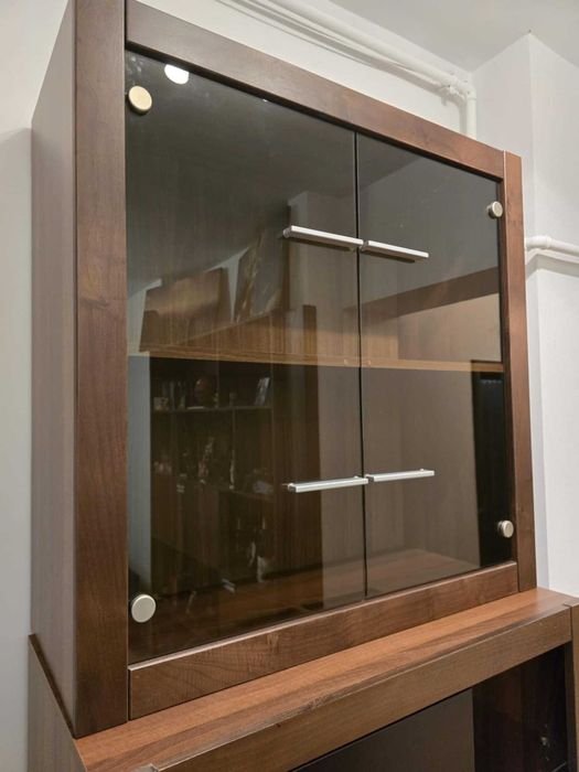 Dulap cu usi de sticla