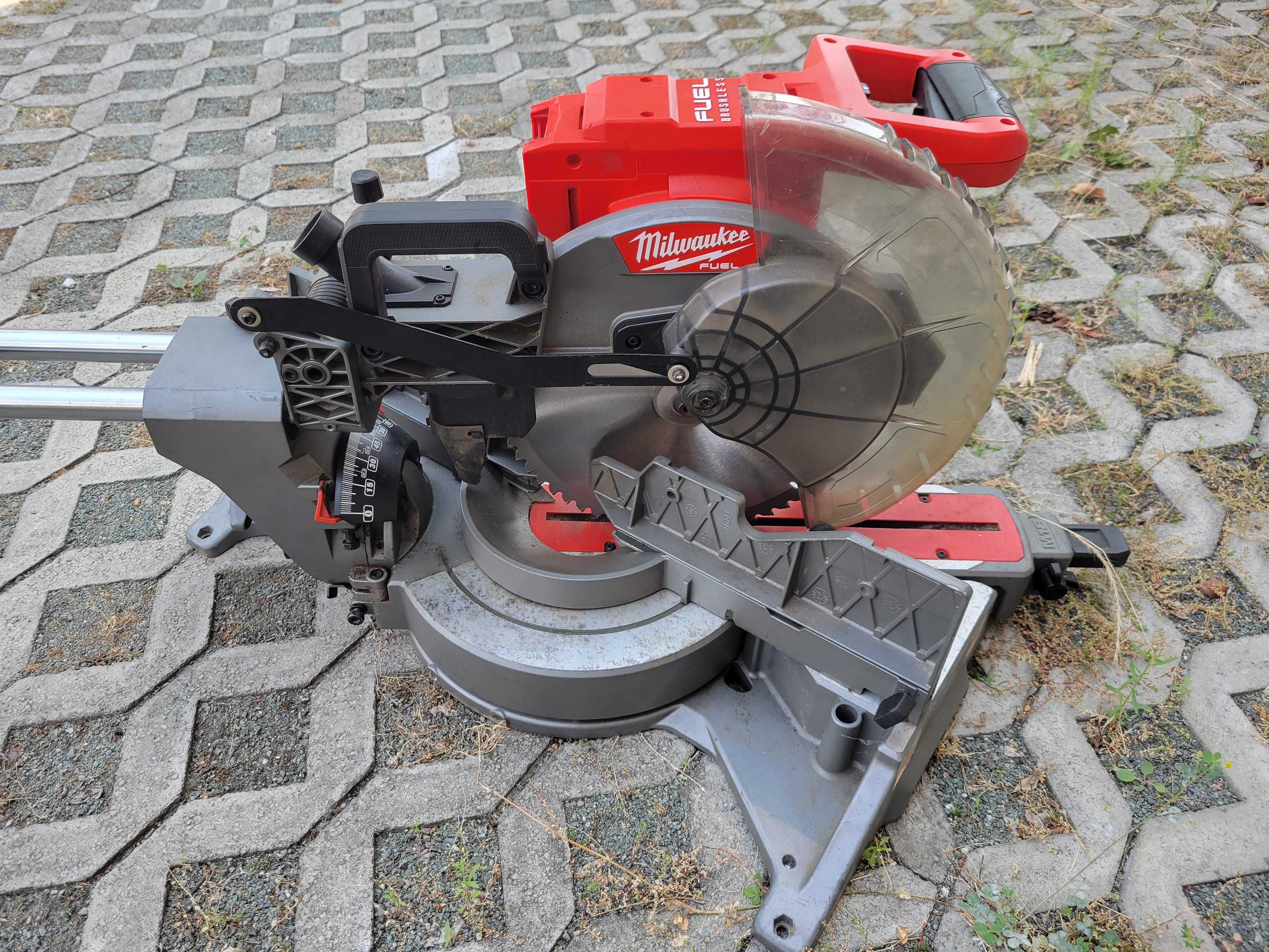 Настолен циркуляр пендула на 18волта батерия Milwaukee M18 FMS 305mm д