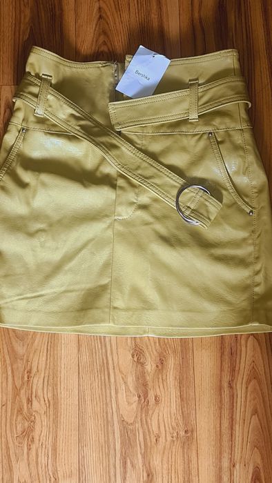 Нова,дамска къса пола