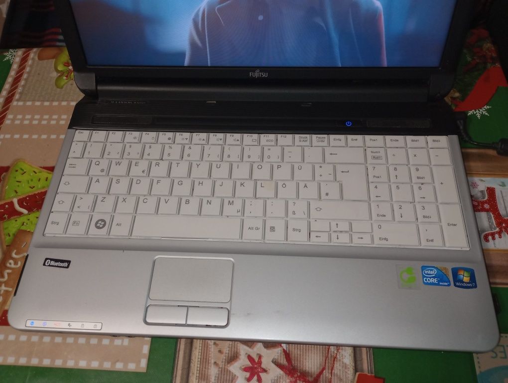Laptop Fujitsu ,intel i3, 4 gb ram ,320 gb, bluetooth ,baterie ok