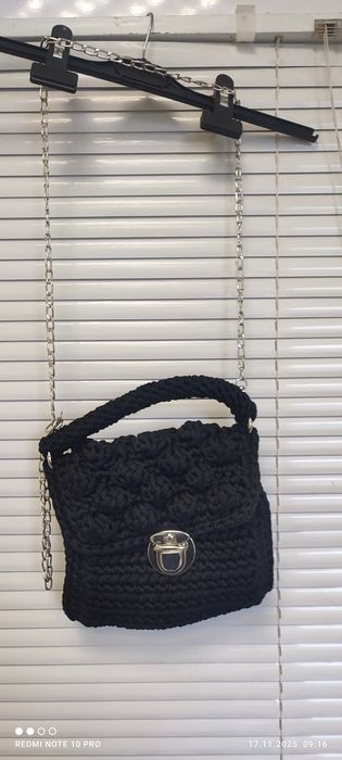 Елегантна ръчно плетена дамска чанта – Черна, с метална верижка