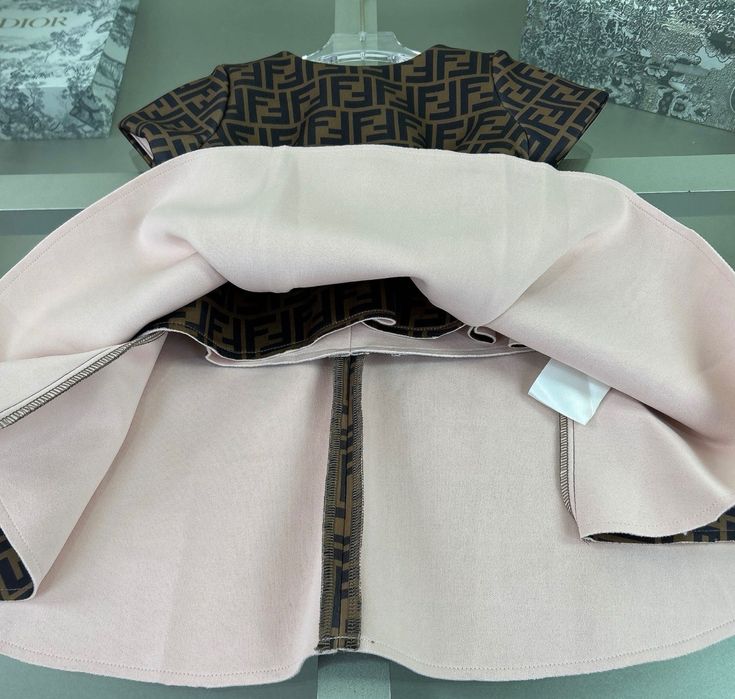 Детска дунапренова рокля Fendi. Налична в размер 100 110 и 120 см.