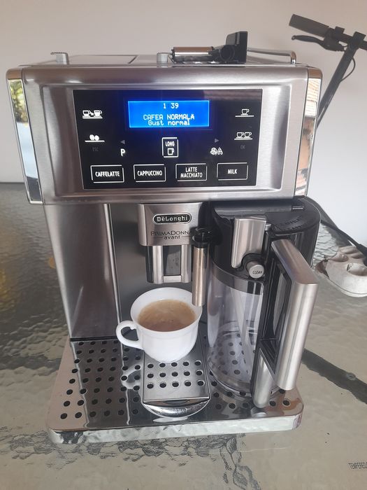 Vând expresor de cafea marca Delonghi Primadonna Avant